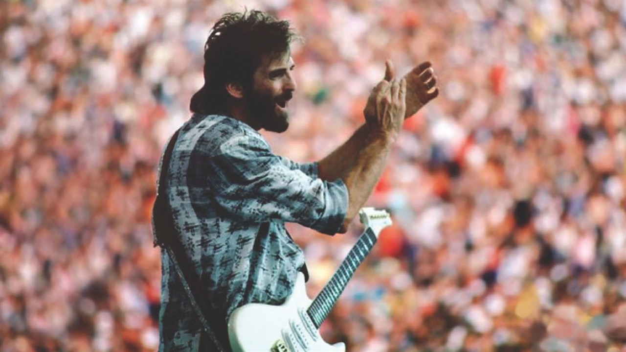 Kenny Loggins performs to a large crowd